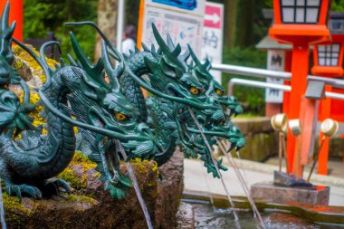 Hakone, Japonya - 02 Temmuz 2017: Japonya'da bronz bir ejderha ile bir çeşmenin kapat