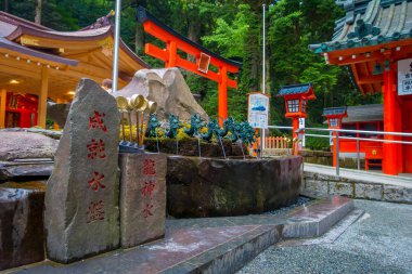 Hakone, Japonya - 02 Temmuz 2017: Chinesse mektup Japonya'da bronz bir ejderha ile bir çeşme ile bir rock işareti