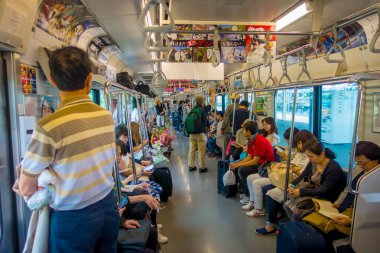 Hakone, Japonya - 02 Temmuz 2017: Tren yağmurlu ve bulutlu gün boyunca iç kimliği belirsiz insanlara