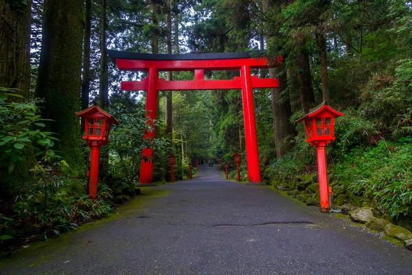 Puerta Roja de Tori en el Santuario Inari de Fushimi en Kyoto, Japón —  Fotos de Stock