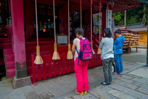 HAKONE, JAPON - 21 SEPTEMBRE : Des personnes non identifiées s'arrêtent pour prier au temple du sanctuaire de Hakone à Hakone, au Japon — Photo