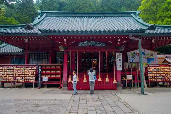 Hakone, Japonya - 02 Temmuz 2017: kimliği belirsiz kişi durur Hakone, Japonya Hakone tapınak tapınağında dua etmek — Stok fotoğraf