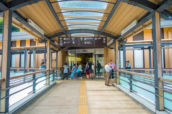 HAKONE, JAPÓN - 02 DE JULIO DE 2017: Estación de Hakone-Yumoto que sirve como punto de entrada al complejo de montaña Hakone. La estación aparece en el anime y manga Neon Genesis Evangelion —  Fotos de Stock