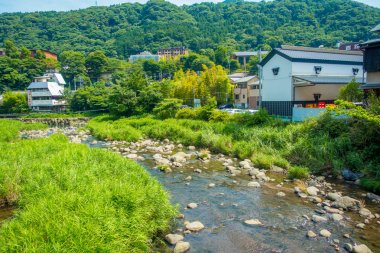 Hakone, Japonya - 02 Temmuz 2017: Nehirde Hakone yakınlarında büyük bina