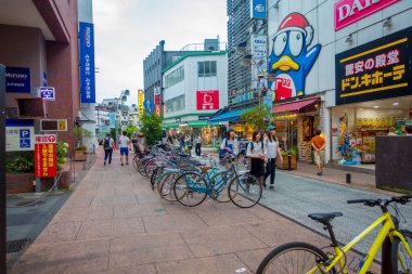 Hakone, Japonya - 02 Temmuz 2017: kimliği belirsiz kişi, Hakone şehir sokakları, yürüyüş