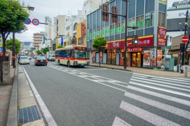 Hakone, Japonya - 02 Temmuz 2017: Geçiş ve Hakone içinde dolaşan insanlarla kentsel sokakların Japon tarzı