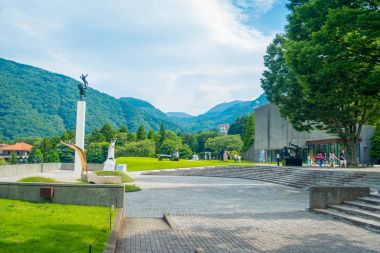 Hakone, Japonya - 02 Temmuz 2017: Güzel bir kare alanıyla bir Hakone Open-Air Müzesi veya Hakone Chokoku Hayır Mori Bijutsukan bir açık hava Heykel Parkı kapalı bazı sergiler yer popüler müzesidir