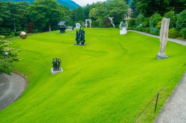 Hakone, Japonya - 02 Temmuz 2017: Hakone Open-Air müze veya Hakone Chokoku Hayır Mori Bijutsukan bir açık hava Heykel Parkı kapalı bazı sergiler Hakone, Japonya featuring popüler müzesidir
