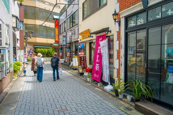 Hakone, Japonya - 02 Temmuz 2017: kimliği belirsiz kişi, Hakone şehir sokakları, yürüyüş