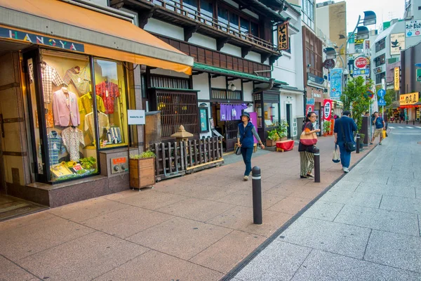 Hakone, Japonya - 02 Temmuz 2017: kimliği belirsiz kişi, Hakone şehir sokakları, yürüyüş