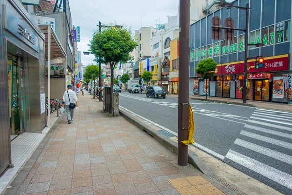 Hakone, Japonya - 02 Temmuz 2017: Geçiş ve Hakone içinde dolaşan insanlarla kentsel sokakların Japon tarzı
