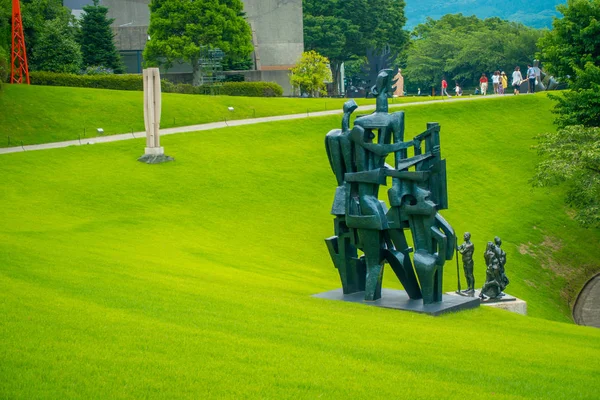 HAKONE, JAPÓN - 02 DE JULIO DE 2017: S sulfuro negro en el aire libre en el Museo al aire libre de Hakone es un museo popular que ofrece un parque de esculturas al aire libre algunas exposiciones interiores Hakone, Japón — Foto de Stock