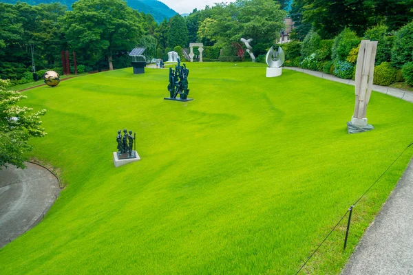 HAKONE, JAPÓN - 02 DE JULIO DE 2017: El Hakone Open-Air Museum o Hakone Chokoku No Mori Bijutsukan es un museo popular que cuenta con un parque de esculturas al aire libre algunas exposiciones interiores Hakone, Japón —  Fotos de Stock