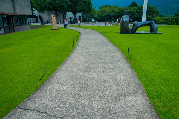 HAKONE, JAPÓN - 02 DE JULIO DE 2017: El Hakone Open-Air Museum o Hakone Chokoku No Mori Bijutsukan es un museo popular que cuenta con un parque de esculturas al aire libre algunas exposiciones interiores Hakone, Japón —  Fotos de Stock