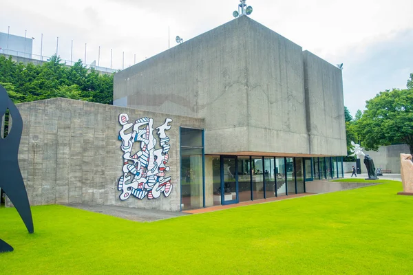 HAKONE, JAPÓN - 02 DE JULIO DE 2017: El Hakone Open-Air Museum o Hakone Chokoku No Mori Bijutsukan es un museo popular que cuenta con un parque de esculturas al aire libre algunas exposiciones interiores Hakone, Japón —  Fotos de Stock