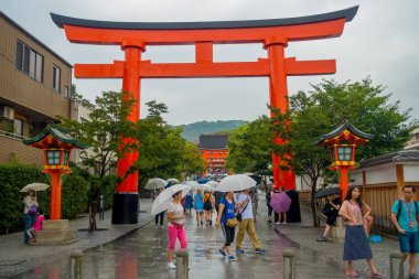 Kyoto, Japonya - 05 Temmuz 2017: Turist ziyaret fushimi Inari tapınakta yağmurlu bir gün, Kyoto, Japonya
