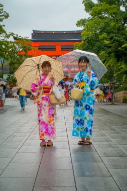Kyoto, Japonya - 05 Temmuz 2017: Turist ziyaret fushimi Inari Tapınağı yağmurlu gün yağmur Kyoto, Japonya umbrelas korumak ile