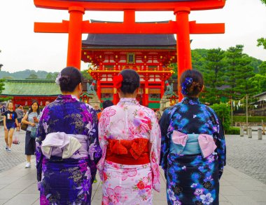 Kyoto, Japonya - 05 Temmuz 2017: fushimi Inari Tapınağı yağmurlu gün Kyoto, Japonya için bir geri veren genç turist ziyaret