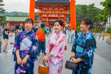 Kyoto, Japonya - 05 Temmuz 2017: yağmurlu gün Kyoto, Japonya fushimi Inari tapınağı ziyaret genç kadın
