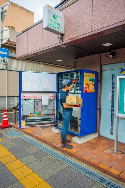 KYOTO, JAPAN - JULY 05, 2017: Pria tak dikenal yang mengisi dengan produk mesin jus di Kyoto, Jepang. Arashiyama adalah sebuah distrik di pinggiran barat Kyoto — Stok Foto