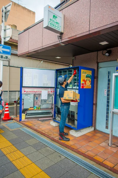 KYOTO, JAPAN - JULY 05, 2017: Pria tak dikenal yang mengisi dengan produk mesin jus di Kyoto, Jepang. Arashiyama adalah sebuah distrik di pinggiran barat Kyoto — Stok Foto