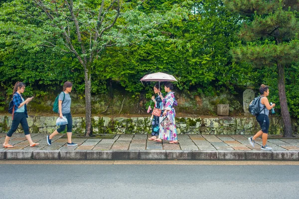 日本京都-2017 年 7 月 5 日： 身份不明的人走在美丽竹林在岚山，日本京都的一条小路 — 图库照片