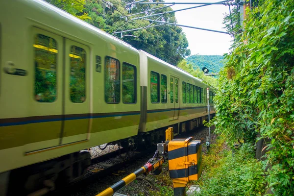 Kyoto, Japán - 2017. július 05.: Zöld Hakone Tozan kábel vonat line Japánban, Hakone, Gora állomáson a vasút vonat — Stock Fotó