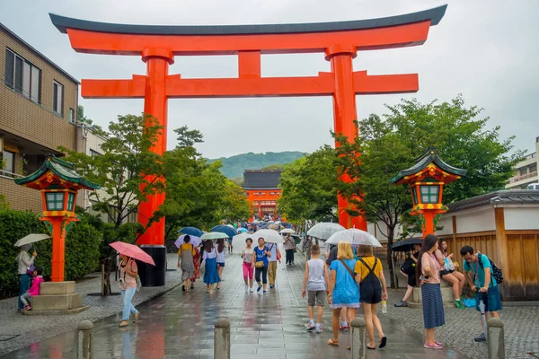 Kyoto, Japonya - 05 Temmuz 2017: Turist ziyaret fushimi Inari tapınakta yağmurlu bir gün, Kyoto, Japonya