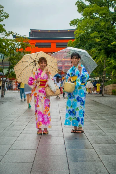 Kyoto, Japonya - 05 Temmuz 2017: Turist ziyaret fushimi Inari Tapınağı yağmurlu gün yağmur Kyoto, Japonya umbrelas korumak ile