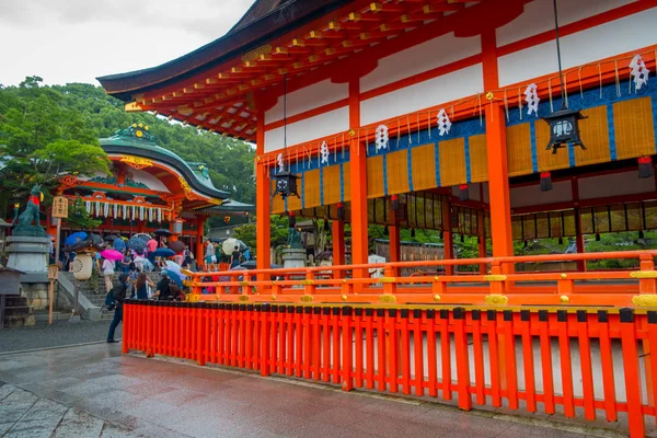 KYOTO, GIAPPONE - 05 LUGLIO 2017: Tempio Fushimi inari nel giorno di pioggia a Kyoto — Foto Stock