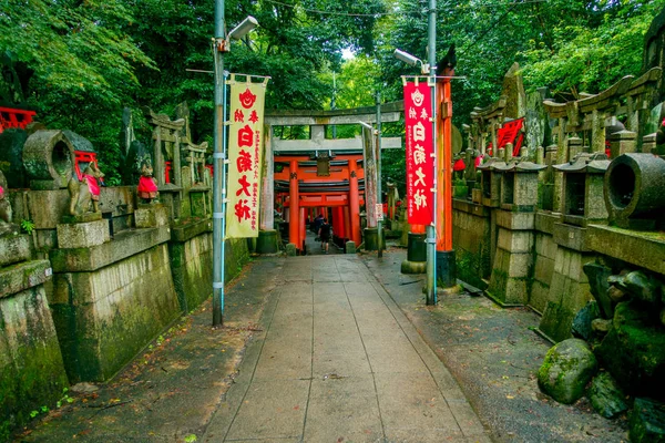 Kyoto, Japonia - 05 lipca 2017: Kamienne ścieżki z fox Kamienna statua z każdej strony w świątyni Fushimi Inari Shrine Fushimi Inari Taisha w Japonii — Zdjęcie stockowe