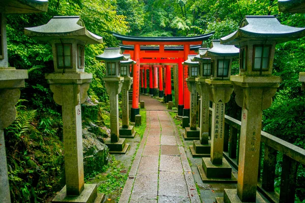 Kyoto, Japonia - 05 lipca 2017: Torii bramy Fushimi Inari Taisha Przybytek w Kioto w Japonii. Istnieje ponad 10.000 torii bramy o Fushimi Inari — Zdjęcie stockowe