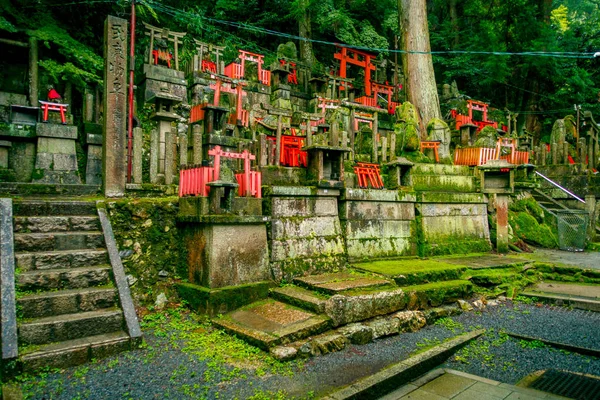 Kyoto, Japonia - 05 lipca 2017: Mitsurugi przybytku Choja Przybytek modlitwy obszar Fushimi Inari Taisha Przybytek. słynnym historic witryny w Kioto, Japonia — Zdjęcie stockowe