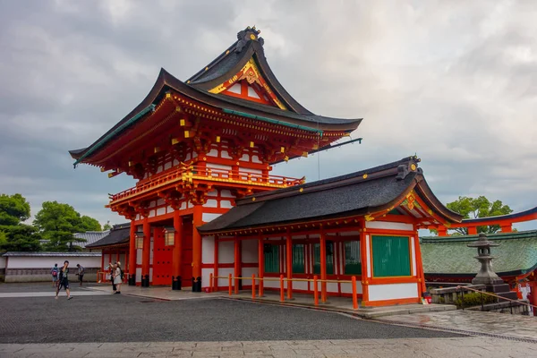 KYOTO, GIAPPONE - 05 LUGLIO 2017: Visita turistica al famoso santuario durante la stagione autunnale il 24 novembre 2016 a Fushimi Inari a Kyoto, Giappone — Foto Stock