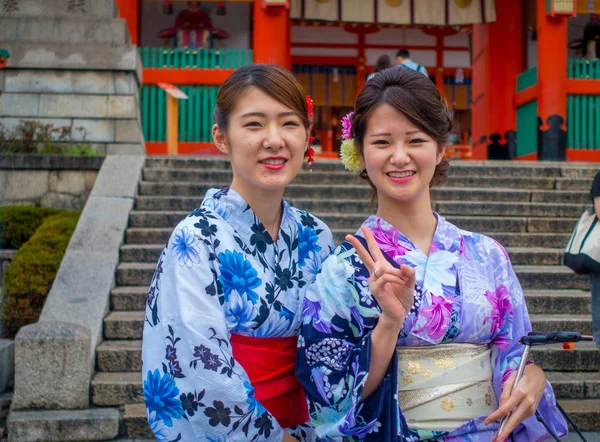 Kyoto, Japonya - 05 Temmuz 2017: turist ziyaret fushimi Inari Tapınağı yağmurlu bir gün Kyoto, Japonya'nın yakın çekim