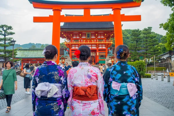 Kyoto, Japonya - 05 Temmuz 2017: fushimi Inari Tapınağı yağmurlu gün Kyoto, Japonya için bir geri veren genç turist ziyaret