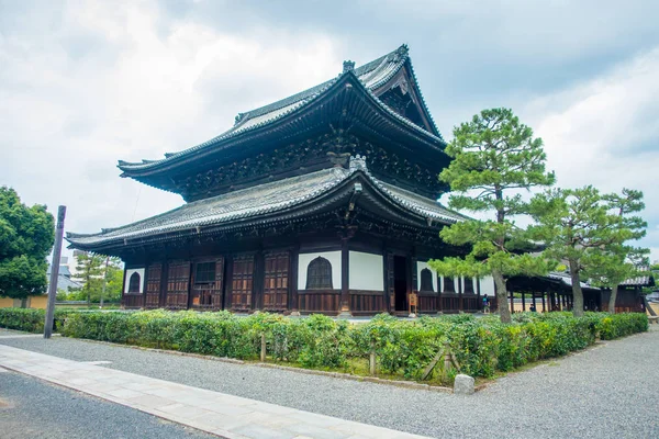 Kyoto, Japonya - 05 Temmuz 2017: Yasaka Tapınak, olarak da bilinen Gion Tapınak, Kyoto en ünlü türbelerin biridir. Tapınak popüler Gion ilçe ve Higashiyama merkezleri arasında yer almaktadır