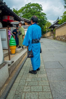 Kyoto, Japonya - 05 Temmuz 2017: küçük bir şehirde yürüyüş kimliği belirsiz kişi ziyaret Yasaka Pagoda Gion Higashiyama District, Kyoto ve güzel görünümü