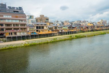 Kyoto, Japonya - 05 Temmuz 2017: Görünümünü geleneksel Japon Higashi Chaya Nehri ile önünde ev sahipliği yapmaktadır. Higashi ahşap binalar ile büyüleyici bir yer