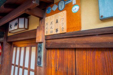 Kyoto, Japonya - 05 Temmuz 2017: Görünümünü geleneksel Japon Higashi Chaya eski geyşa bölgesinde ev sahipliği yapmaktadır. Higashi ahşap binalar ile büyüleyici bir yer