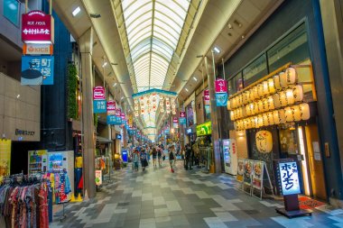 Kyoto, Japonya - 05 Temmuz 2017: Kyoto Merkezi şehirde bulunan kapalı bir alışveriş caddesi Teramachi olduğunu