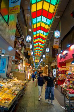 Kyoto, Japonya - 05 Temmuz 2017: Kyoto Merkezi şehirde bulunan kapalı bir alışveriş caddesi Teramachi olduğunu