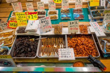 Kyoto, Japonya - 05 Temmuz 2017: Gıda Nishiki pazarı kapalı bir alışveriş caddesi Kyoto Merkezi şehirde bulunan