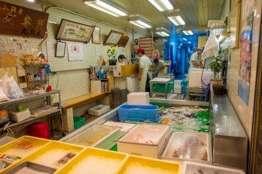 Kyoto, Japonya - 05 Temmuz 2017: dondurulmuş gıda Nishiki pazarı kapalı bir alışveriş caddesi Kyoto Merkezi şehirde bulunan