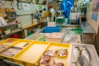 Kyoto, Japonya - 05 Temmuz 2017: dondurulmuş gıda Nishiki pazarı kapalı bir alışveriş caddesi Kyoto Merkezi şehirde bulunan