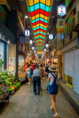 Kyoto, Japonya - 05 Temmuz 2017: Kyoto Nishiki pazarı, kimliği belirsiz insanlar