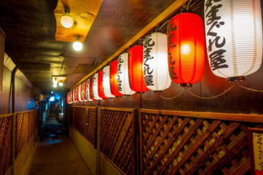 Kyoto, Japonya - 05 Temmuz 2017: Güzel kağıt lambalar gece Gion ilçe, Kyoto bir bina içinde