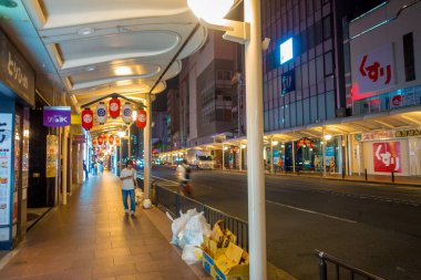Kyoto, Japonya - 05 Temmuz 2017: gece sahne turist etrafında dar sokağın Gion ilçe, Kyoto, kimliği belirsiz insanlar