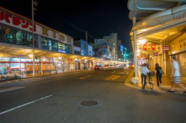 Kyoto, Japonya - 05 Temmuz 2017: gece sahne turist etrafında dar sokağın Gion ilçe, Kyoto, kimliği belirsiz insanlar