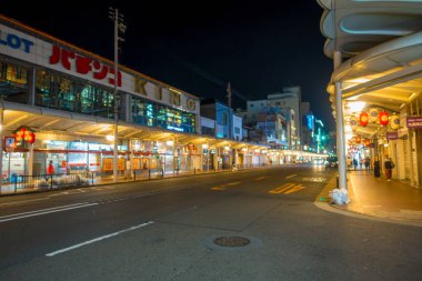 Kyoto, Japonya - 05 Temmuz 2017: gece sahne turist etrafında dar sokağın Gion ilçe, Kyoto, kimliği belirsiz insanlar